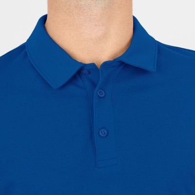 Nahaufnahme eines blauen Poloshirts mit Kragen und Knöpfen. Nahaufnahme eines blauen Poloshirts mit Kragen und Knöpfen.