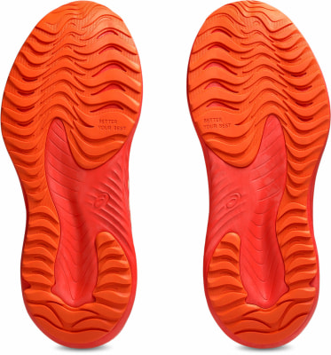Zwei orangefarbene Schuhsohlen mit welligem Muster und Schriftzug.