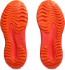 Zwei orangefarbene Schuhsohlen mit welligem Muster und Schriftzug.