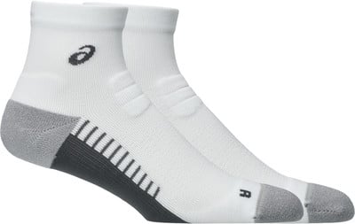 Zwei weiße Sportsocken mit Asics-Logo und grauem Fersenbereich. Zwei weiße Sportsocken mit Asics-Logo und grauem Fersenbereich.
