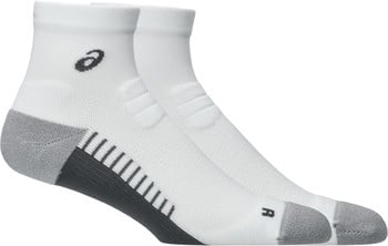 Zwei weiße Sportsocken mit Asics-Logo und grauem Fersenbereich.