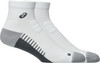 Zwei weiße Sportsocken mit Asics-Logo und grauem Fersenbereich.