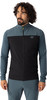 Ein Mann in schwarzer und blau-grauer Sportkleidung mit Logo auf der Brust.