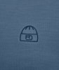 Ein gesticktes Mützen-Logo auf einem blauen Shirt.