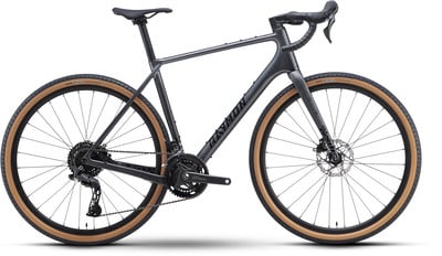 Grauer Gravelbike-Rahmen mit braunen Rädern und schwarzer Ausstattung. Grauer Gravelbike-Rahmen mit braunen Rädern und schwarzer Ausstattung.