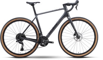 Grauer Gravelbike-Rahmen mit braunen Rädern und schwarzer Ausstattung.