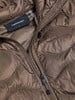 Detail einer braunen Peak Performance Jacke mit Logo und Reißverschluss.