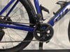 Detail eines blauen Rennrads mit Kurbeln und Umwerfer.