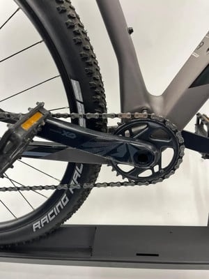 Detail des Hinterrads und der Kurbelgarnitur eines Mountainbikes. Detail des Hinterrads und der Kurbelgarnitur eines Mountainbikes.