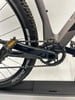 Detail des Hinterrads und der Kurbelgarnitur eines Mountainbikes.