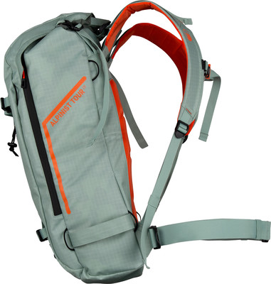 Šedý batoh s oranžovými detailmi a popruhmi, nápis ALPINIST TOUR. Šedý batoh s oranžovými detailmi a popruhmi, nápis ALPINIST TOUR.