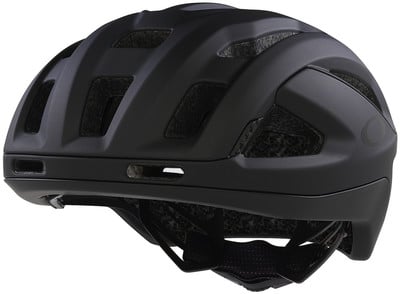 Ein mattschwarzer Fahrradhelm mit vielen Belüftungsöffnungen und Oakley-Logo.