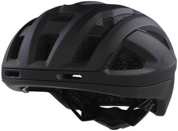 Ein mattschwarzer Fahrradhelm mit vielen Belüftungsöffnungen und Oakley-Logo.