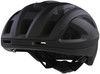 Ein mattschwarzer Fahrradhelm mit vielen Belüftungsöffnungen und Oakley-Logo.