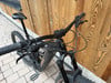 Schwarzes E-Mountainbike mit Federung und Scheibenbremsen.