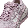 Detail eines Damen-Laufschuhs von Nike mit Schnürung und Swoosh-Logo.