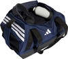 Dunkelblaue Adidas Sporttasche mit weißen Streifen und Flasche.