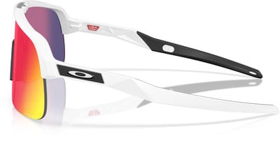 Weiße Oakley Sportbrille mit bunten Gläsern und schwarzen Bügeln. Weiße Oakley Sportbrille mit bunten Gläsern und schwarzen Bügeln.