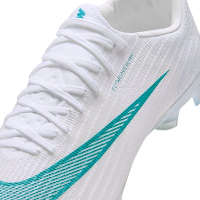 Weißer Nike Fußballschuh mit türkisfarbenem Logo und Schriftzug. Weißer Nike Fußballschuh mit türkisfarbenem Logo und Schriftzug.