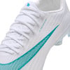 Weißer Nike Fußballschuh mit türkisfarbenem Logo und Schriftzug.