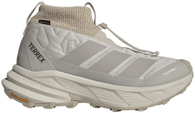 Férfi Adidas Terrex túracipő ClimaWarm technológiával és Gore-Tex membránnal.