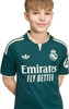Junge in dunkelgrünem Trikot mit Adidas und Real Madrid Logo.