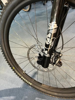 Vorderes Mountainbike-Rad mit Scheibenbremse und Fox-Federung. Vorderes Mountainbike-Rad mit Scheibenbremse und Fox-Federung.