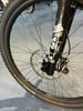 Vorderes Mountainbike-Rad mit Scheibenbremse und Fox-Federung.