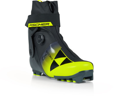 Fischer Speedmax Skischuh mit BOA-System und gelben Akzenten. Fischer Speedmax Skischuh mit BOA-System und gelben Akzenten.