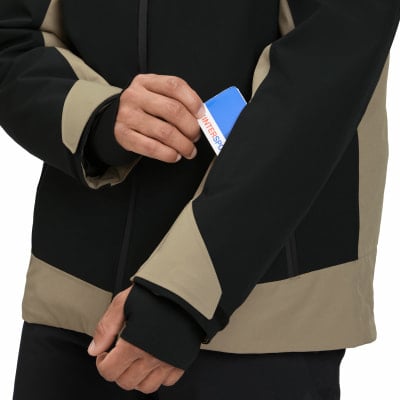 Ein Mann steckt eine Karte in eine Ärmeltasche einer Jacke. Ein Mann steckt eine Karte in eine Ärmeltasche einer Jacke.