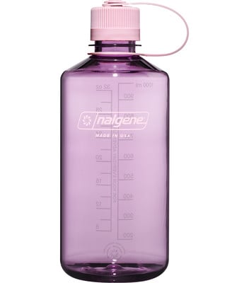 Eine lila Nalgene-Wasserflasche aus Kunststoff mit rosa Deckel und Messmarkierungen. Eine lila Nalgene-Wasserflasche aus Kunststoff mit rosa Deckel und Messmarkierungen.