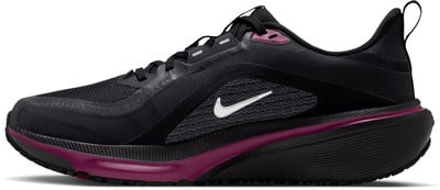 Schwarzer Nike Laufschuh mit weißem Swoosh und weinroten Akzenten. Schwarzer Nike Laufschuh mit weißem Swoosh und weinroten Akzenten.