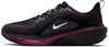 Schwarzer Nike Laufschuh mit weißem Swoosh und weinroten Akzenten.