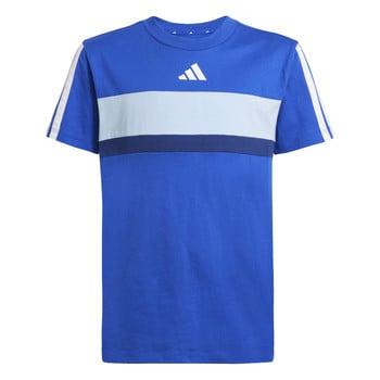 Kék Adidas póló fehér logóval és csíkokkal az ujjakon.