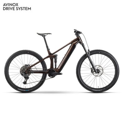 Braunes Fullsuspension-Mountainbike mit AVINOX DRIVE SYSTEM Schriftzug. Braunes Fullsuspension-Mountainbike mit AVINOX DRIVE SYSTEM Schriftzug.