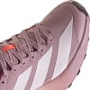 Detail eines Adidas Laufschuhs mit rosa Schnürsenkeln und weißen Streifen.