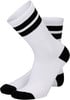 Weiße Socken mit schwarzen Streifen und schwarzen Spitzen und Fersen.