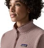 Detail einer Damen-Fleecejacke in Rosa mit Patagonia-Logo auf der Brust.