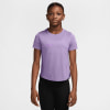 Mädchen in lila Nike-Shirt mit Swoosh-Logo und schwarzer Leggings.