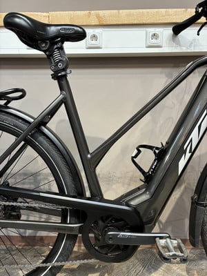Nahaufnahme des Rahmens eines dunkelgrauen E-Bikes mit sichtbarem Bosch-Logo. Nahaufnahme des Rahmens eines dunkelgrauen E-Bikes mit sichtbarem Bosch-Logo.