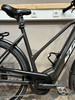 Nahaufnahme des Rahmens eines dunkelgrauen E-Bikes mit sichtbarem Bosch-Logo.