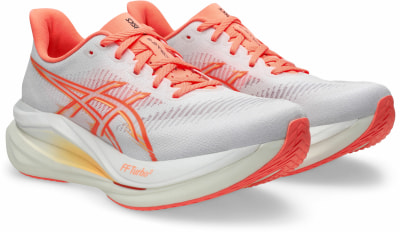 Weiße Asics-Laufschuhe mit orangefarbenen Details und dicker Sohle. Weiße Asics-Laufschuhe mit orangefarbenen Details und dicker Sohle.