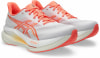 Weiße Asics-Laufschuhe mit orangefarbenen Details und dicker Sohle.