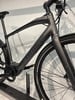Nahaufnahme des Rahmens eines dunkelgrauen Specialized E-Bikes mit sichtbarem Schriftzug.