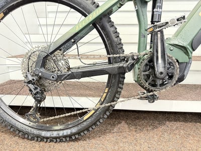 Grünes Mountainbike mit Dämpfer und Kassette am Hinterrad. Grünes Mountainbike mit Dämpfer und Kassette am Hinterrad.