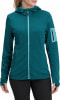 Dunkelgrüne Damen-Fleecejacke mit Kapuze und hellem Reißverschluss.
