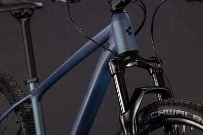Detail eines modernen Mountainbikes mit Federgabel und mattem Rahmen. Detail eines modernen Mountainbikes mit Federgabel und mattem Rahmen.