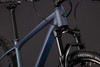 Detail eines modernen Mountainbikes mit Federgabel und mattem Rahmen.