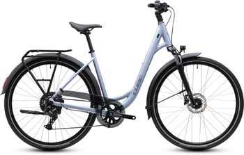Damen-Citybike in Hellblau mit Gepäckträger und Schutzblechen.
