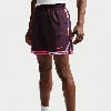 Herren-Shorts von Nike in Dunkelviolett mit orangefarbenem Logo und Streifen.
